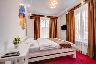 Отель WHITE HOTEL & HOSTEL Бишкек Двухместный номер Делюкс с 1 кроватью и душем-6