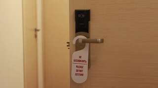 Отель WHITE HOTEL & HOSTEL Бишкек Двухместный номер Делюкс с 1 кроватью и душем-11
